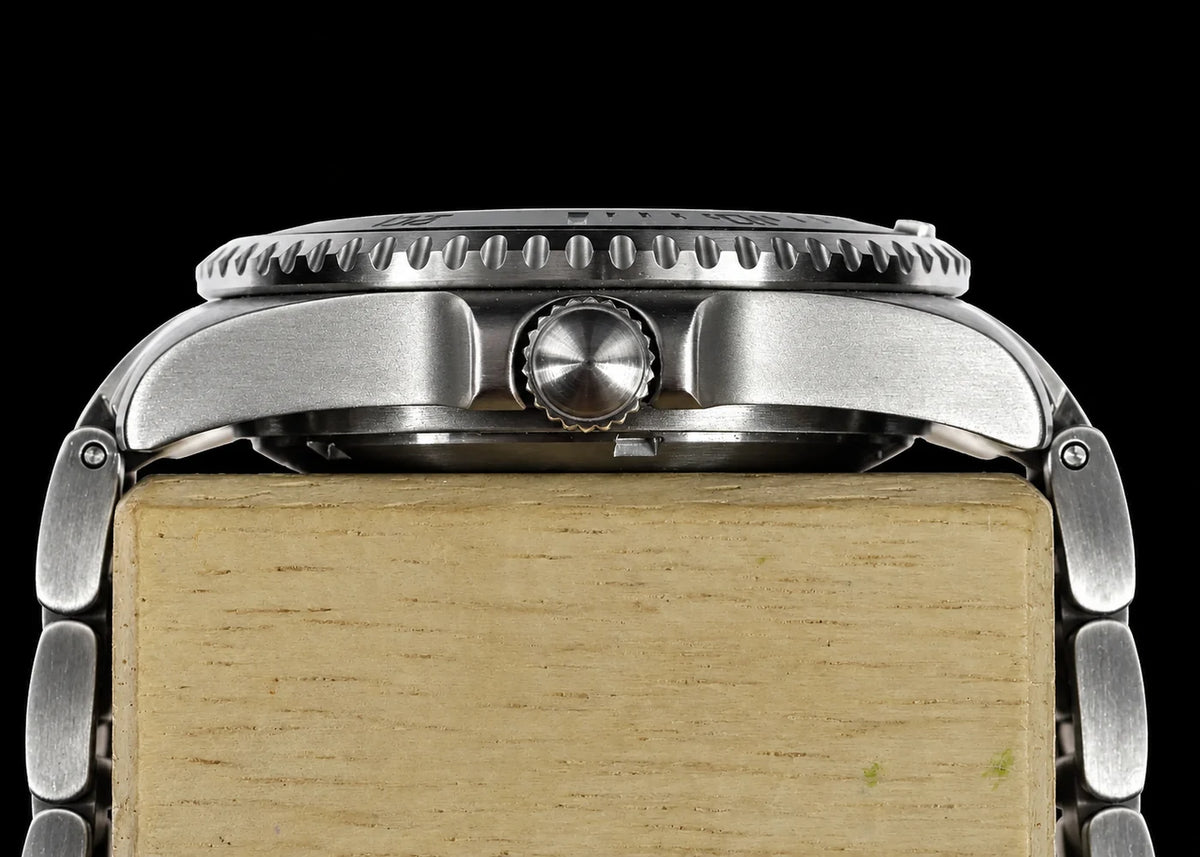 MWC 1999-2001 Pattern Quartz Day/Date Military Divers Watch with Stainless Steel Case and Sapphire Crystal on a Matching Bracelet